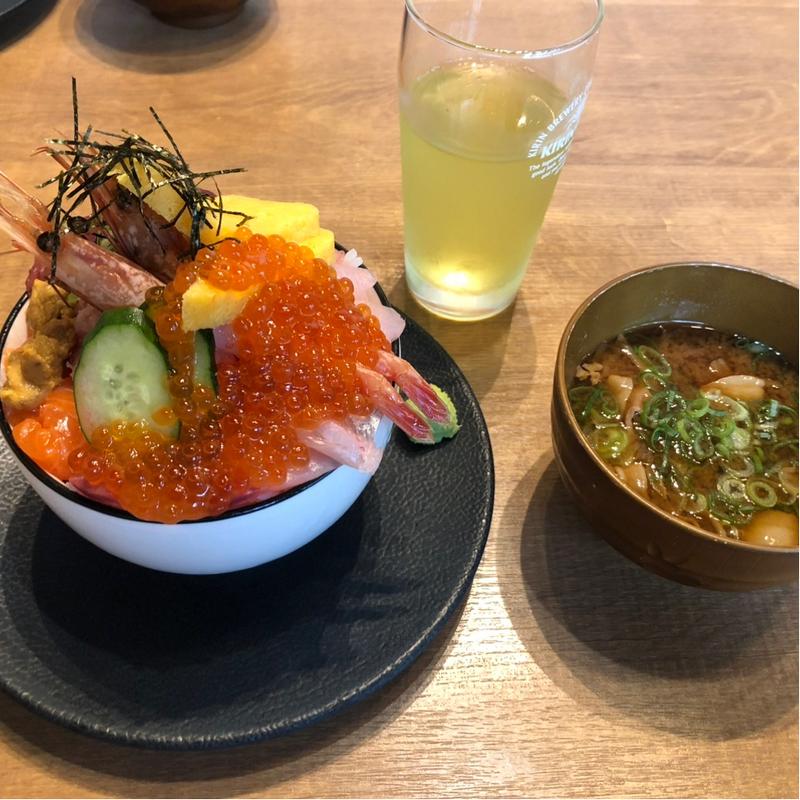 海鮮のせすぎ丼(居酒屋　湊)