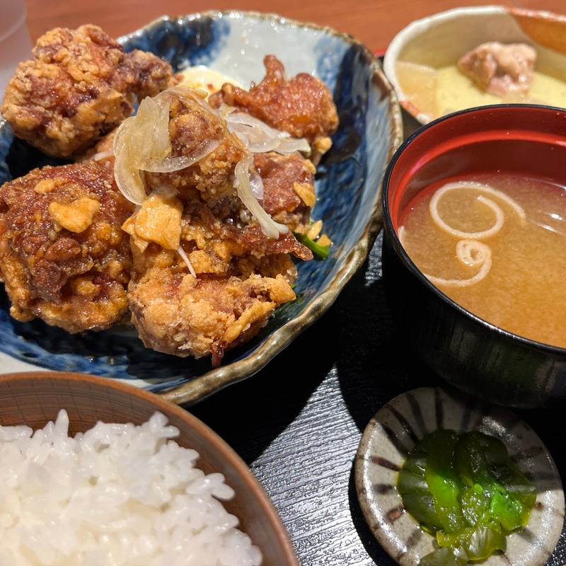 鶏もも唐揚げ定食(バラ焼き専門店炭火焼鳥わだち)