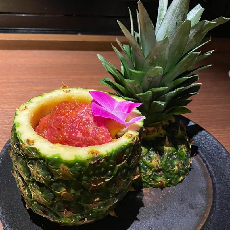 パイナップルの壷入りモモ肉　焼きパイナップルとともに(琉球BBQ Blue )