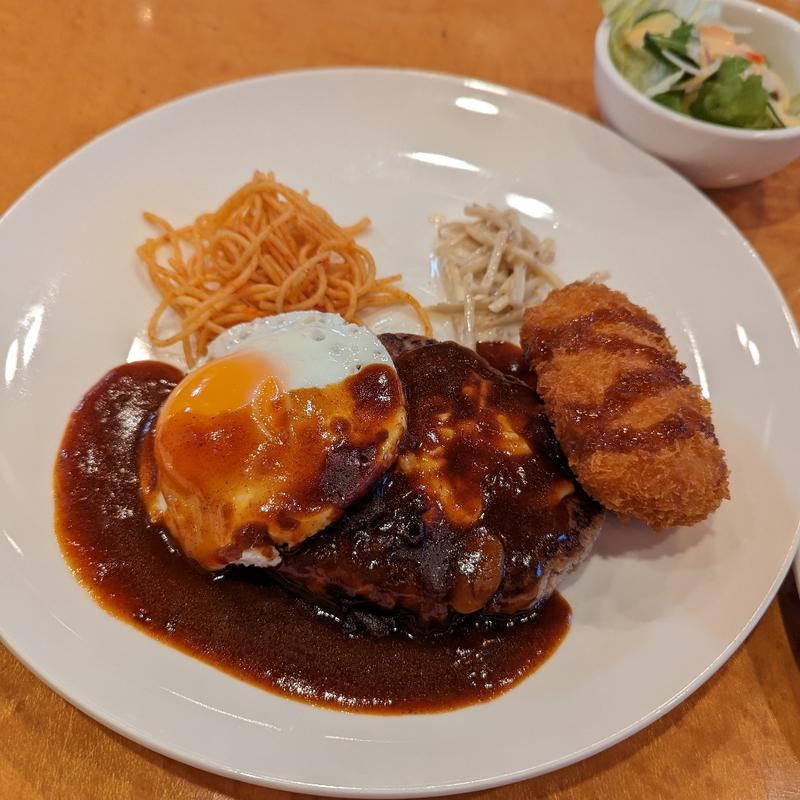 チーズハンバーグと目玉焼き(町の洋食屋さんアイリス)