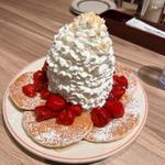 ストロベリー、ホイップクリームとマカダミアナッツ(Eggs ’n Things ふかや花園プレミアム・アウトレット店)