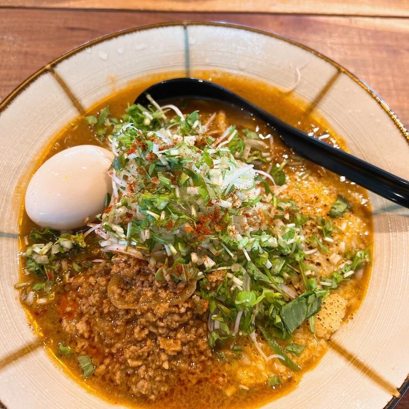 エビ味噌カリーらーめん　肉たまチー(みつか坊主)