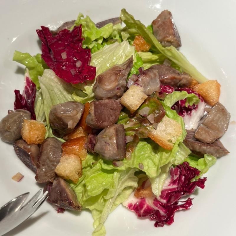 柔らか砂肝とクルトンのサラダ(Wine bistro　晴)