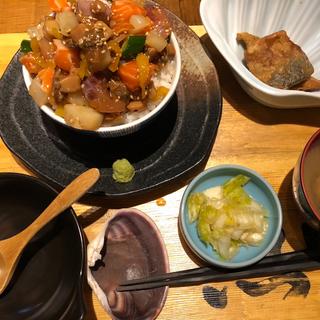 こぼれ魚介丼(海鮮バル　魚晴)