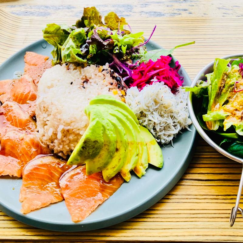 サーモンとアボカドとしらすの十五穀米ボウル(Windera Cafe 七里ヶ浜店)