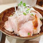 ローストポークステーキソース丼(ラーメン専科 竹末食堂)