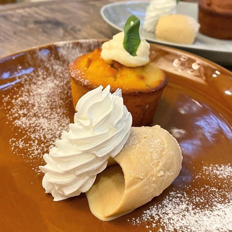 バジルとフルーツのマフィン( TOLO COFFE&BAKERY(トロ コーヒーアンドベーカリー))