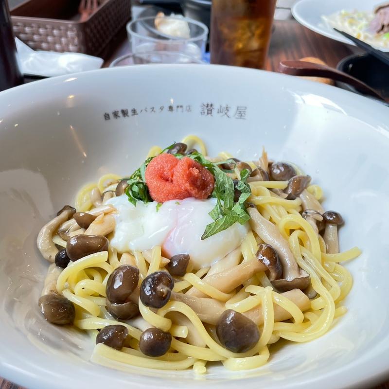明太子とシメジ、温泉卵に大葉のパスタ(讃岐屋)