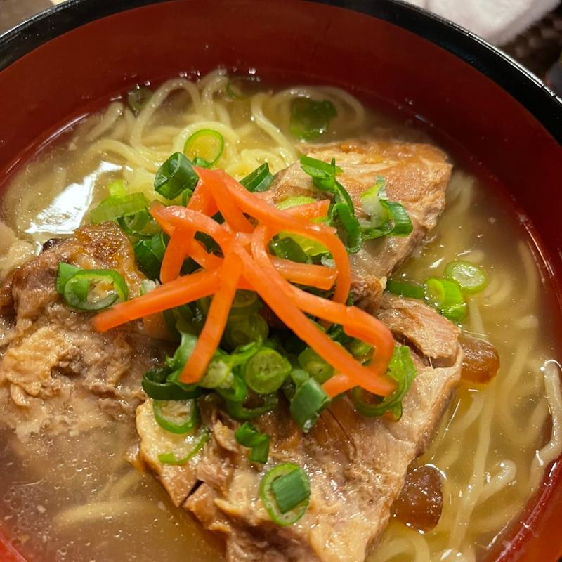 ソーキそば風ラーメン(沖縄風居酒屋うりずん)