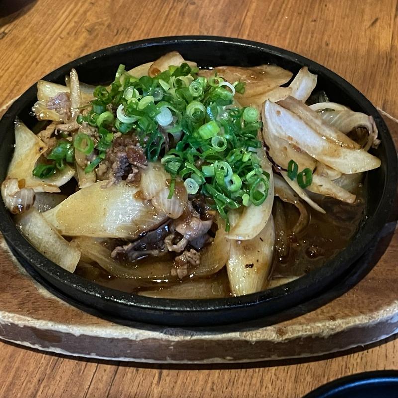 牛バラ鉄板焼き(北国酒場 んだんだ 新宿三丁目店)