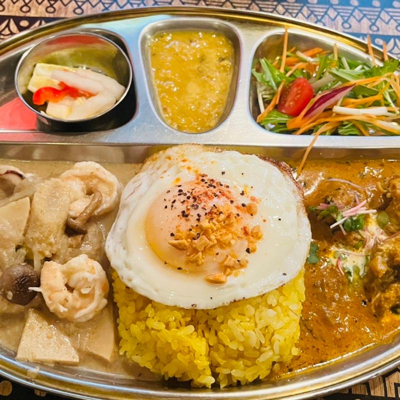 バターチキンとエビイカココナツ(カフェ＆カレーボタ)