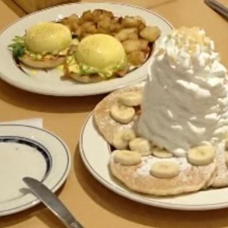 エッグベネディクト　バナナパンケーキ(Eggs ’n Things 梅田茶屋町店)