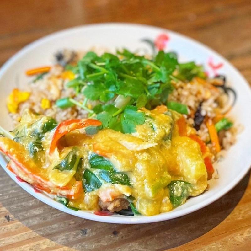 2種盛り③+④（プーパッポンカリー、海老味噌炒飯）(アジアン屋台ウータン食堂)