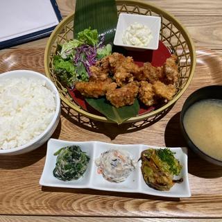 若鶏の唐揚げ　京風タルタルソースと京都のおばんざい3種と西京味噌汁の御膳(祇園 茶寮)