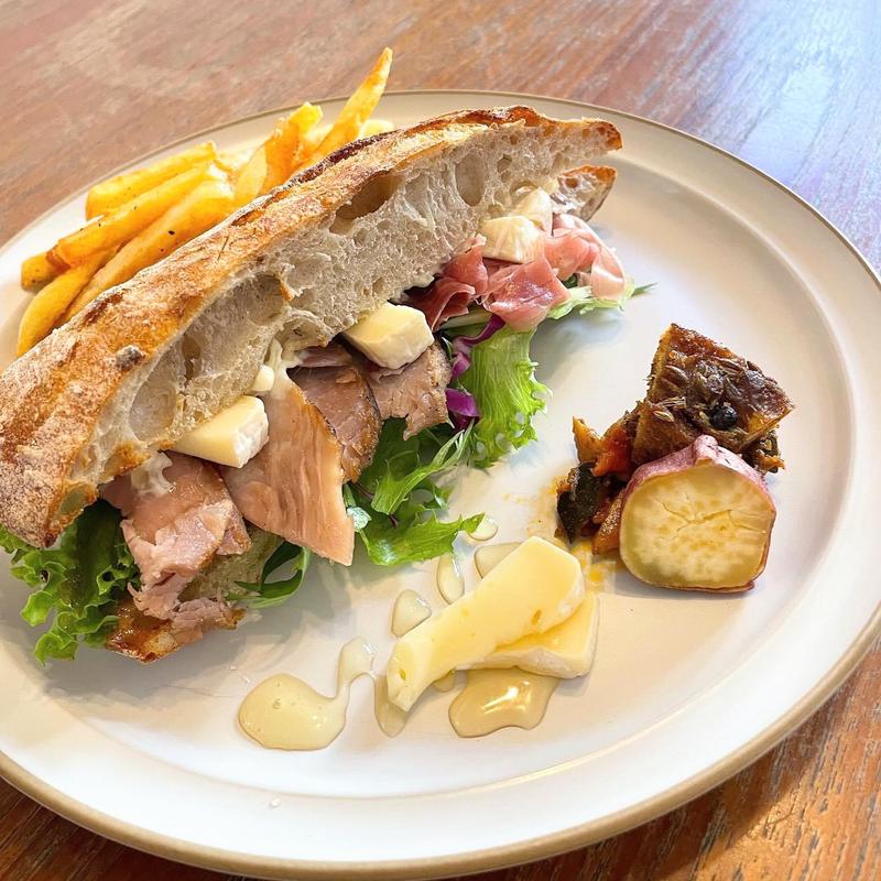 生ハムと自家製ハムとカマンベールのグリーンサラダサンド( TOLO COFFE&BAKERY(トロ コーヒーアンドベーカリー))