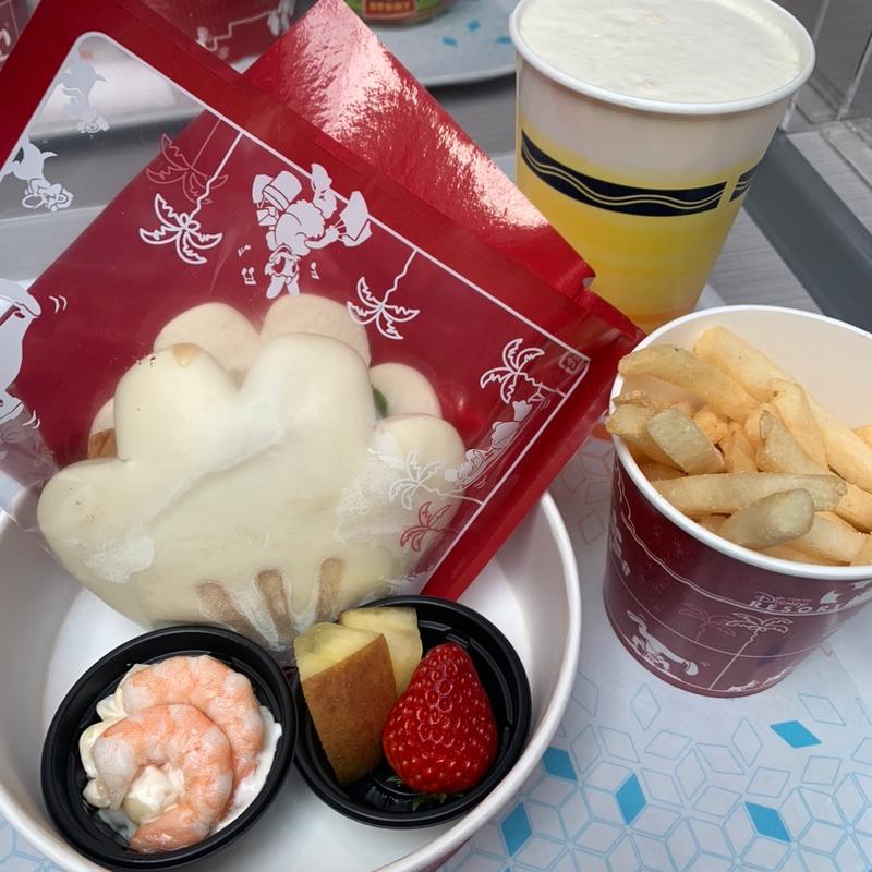 チキンパオ、シュリンプサラダとフルーツ(プラズマ・レイズ・ダイナー)