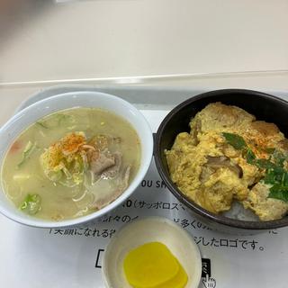 カツ丼と豚汁(札幌市役所地下食堂)