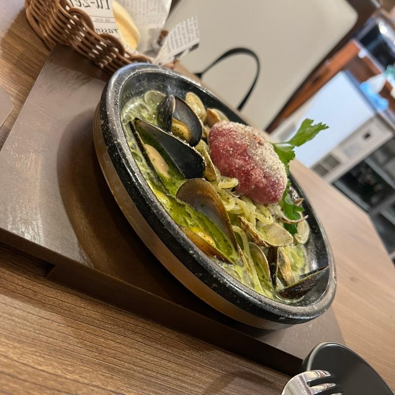  黒毛和牛100%！激レアハンバーグのボロネーゼ ～ジェノベーゼ～(本格石焼き生パスタ motti-pasta)