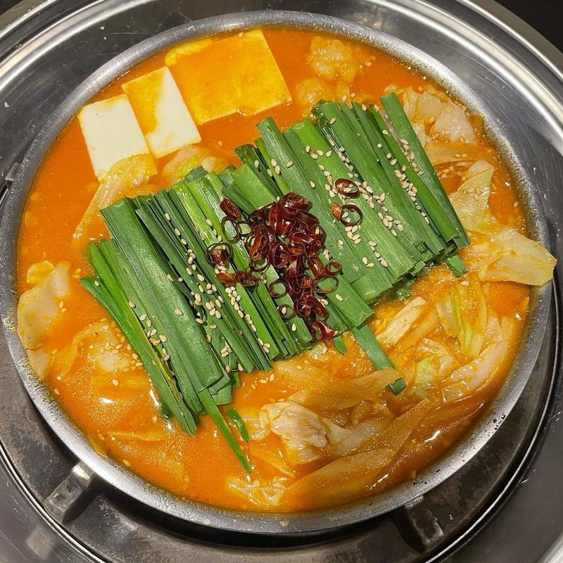 赤のもつ鍋(博多もつ鍋 蟻月 恵比寿 （ありづき）)