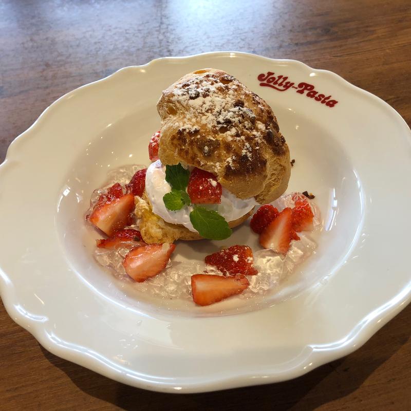 苺のシュークリーム〜ベリーホイップ・カスタード・ストロベリー・ジェラート〜(ジョリーパスタ 足立六町店)