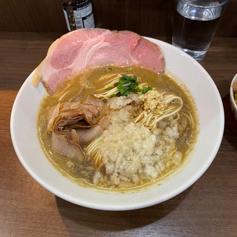 たまり醤油の煮干しソバ（背脂、にんにく）(ヌードル＆スパイスカレー 今日の1番)