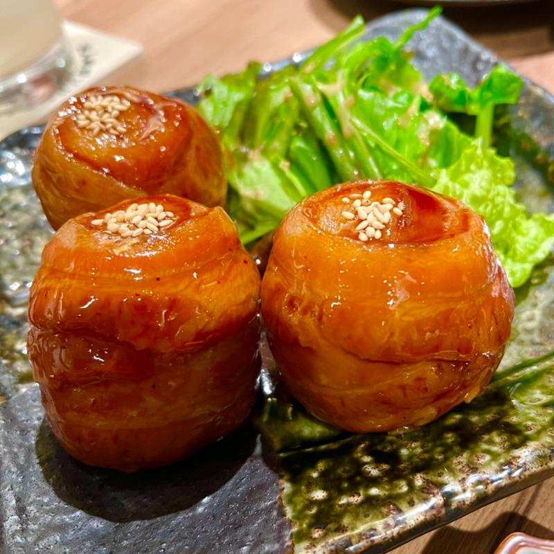 肉巻きおにぎり(NEO 大衆酒場 オモイダマ)