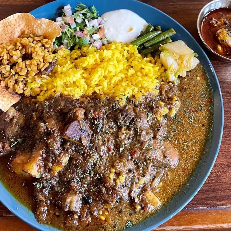 2種あいがけ イベリコ豚とジャガイモのマサラ アアベルチキン(アアベルカレー)