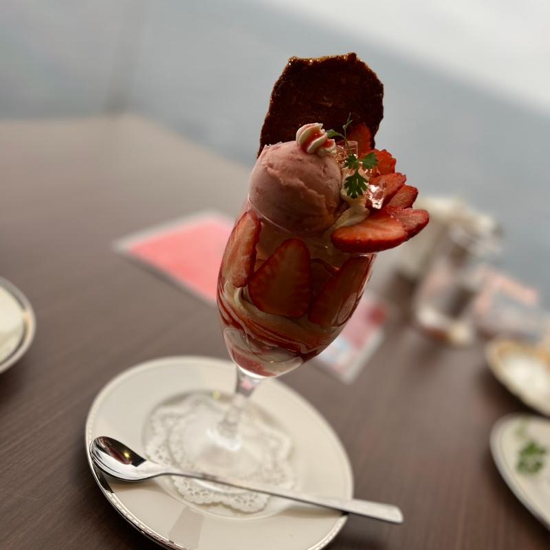 いちごのパフェ(Restaurant&Sweets花の妖精)