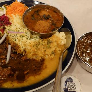 3種カリ〜(カリ～　アンド　スパイスバル　カリ～ビト （Curry & Spice Bar カリービト）)