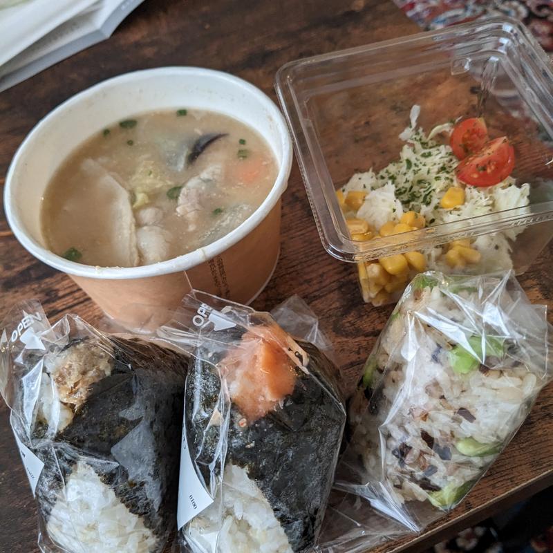 おむすび3個とコールスローサラダと豚汁セット(カヤバヤ)