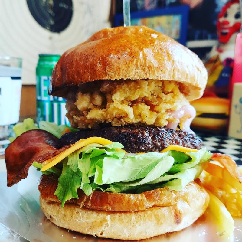 塩キャラメルベーコンチーズバーガー+苺大福天ぷらトッピング(PEDRO'S BURGER)