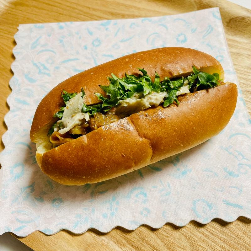 金ごま入りごぼうサラダと照り焼きチキンサンド(石窯パン工房 コムギノホシ谷原店)