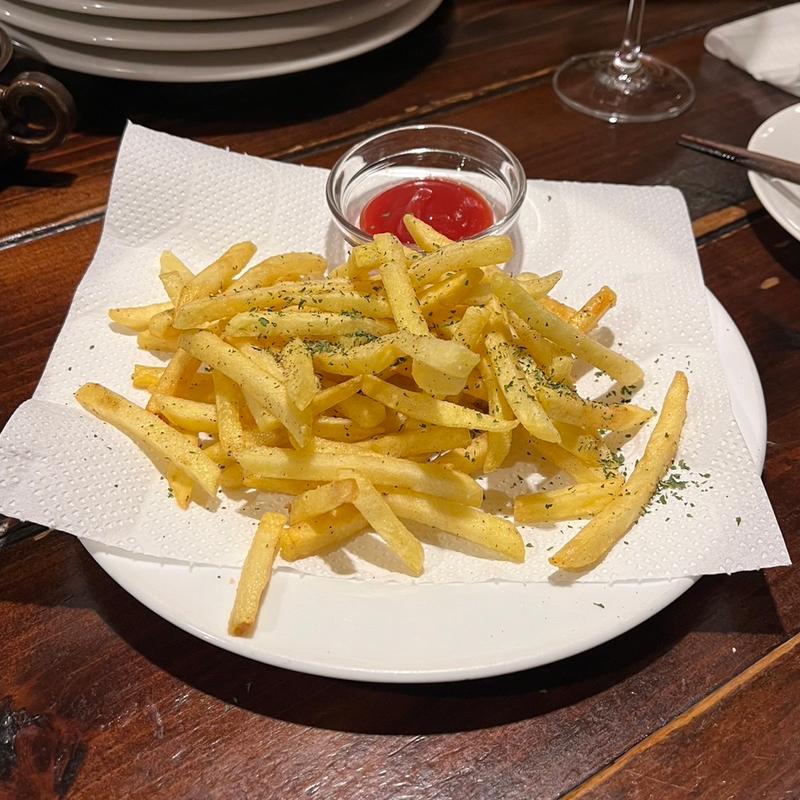 フライドポテト(炭火やきとワインIZAKAYA シャルボン)