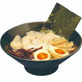 塩ワンタン麺(醤油豚骨 中一ラーメン店)