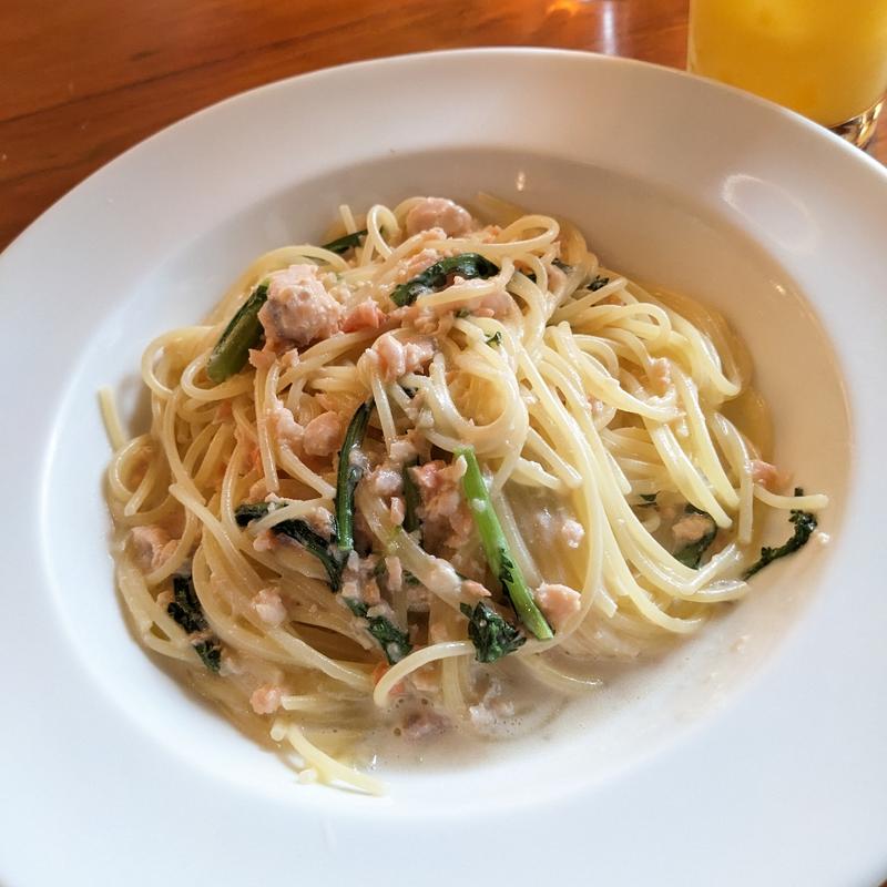 サーモンと春菊のクリームパスタ(ポンテ チェントロ 佃店)