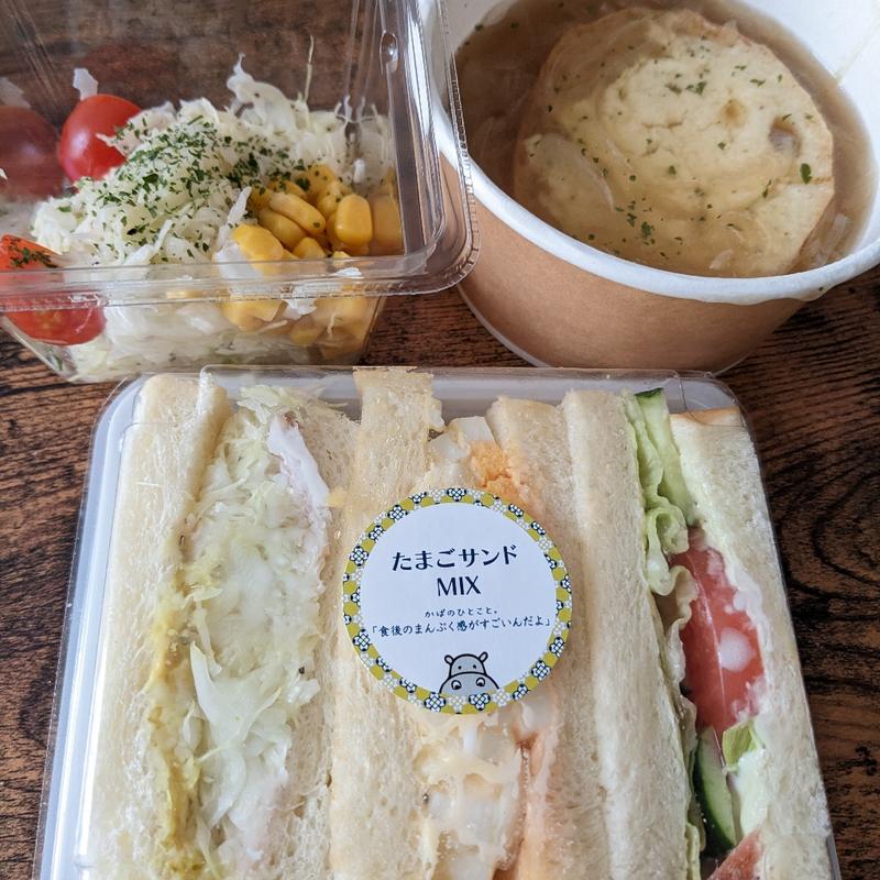 ヘルシーサンドとコールスローサラダと”ほぼ丸ごと”玉ねぎとどっさりチーズのとろーりスープ(カヤバヤ)