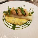 ホワイトアスパラガスと帆立貝のポワレ　ベアルネーズソース(レストラン ラフィナージュ)