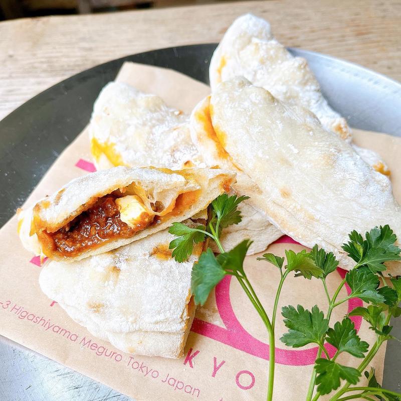 クリームチーズとシナモン香るスパイスボロネカルツォーネ( TOLO COFFE&BAKERY(トロ コーヒーアンドベーカリー))