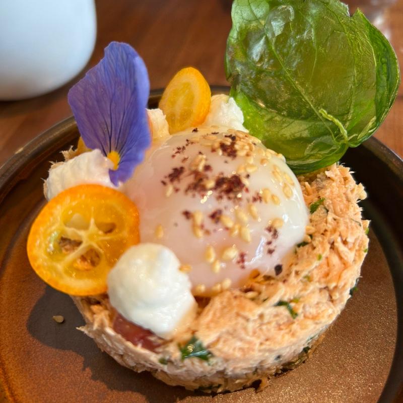 鮭のタルタルとポーチドエッグ(Qasti Bistrot)