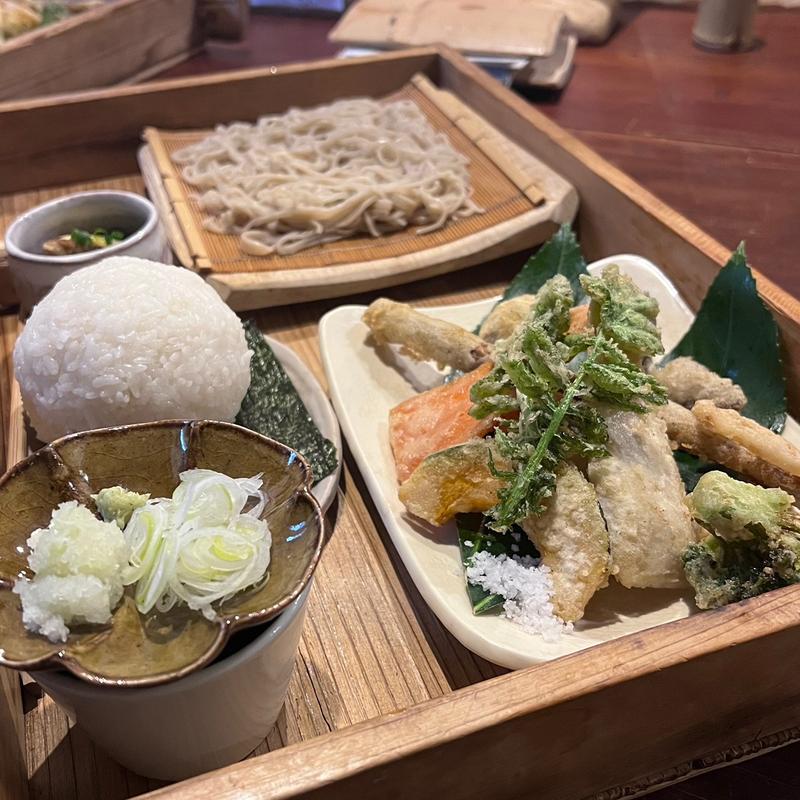 もり蕎麦と2.8天麩羅とにぎり飯(さるのこしかけ)