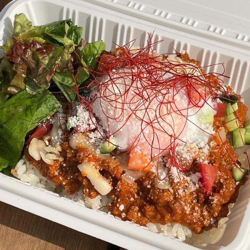 粗挽きビーフの焼きチーズキーマカレー温玉のせ(ラクレット×ラクレット)