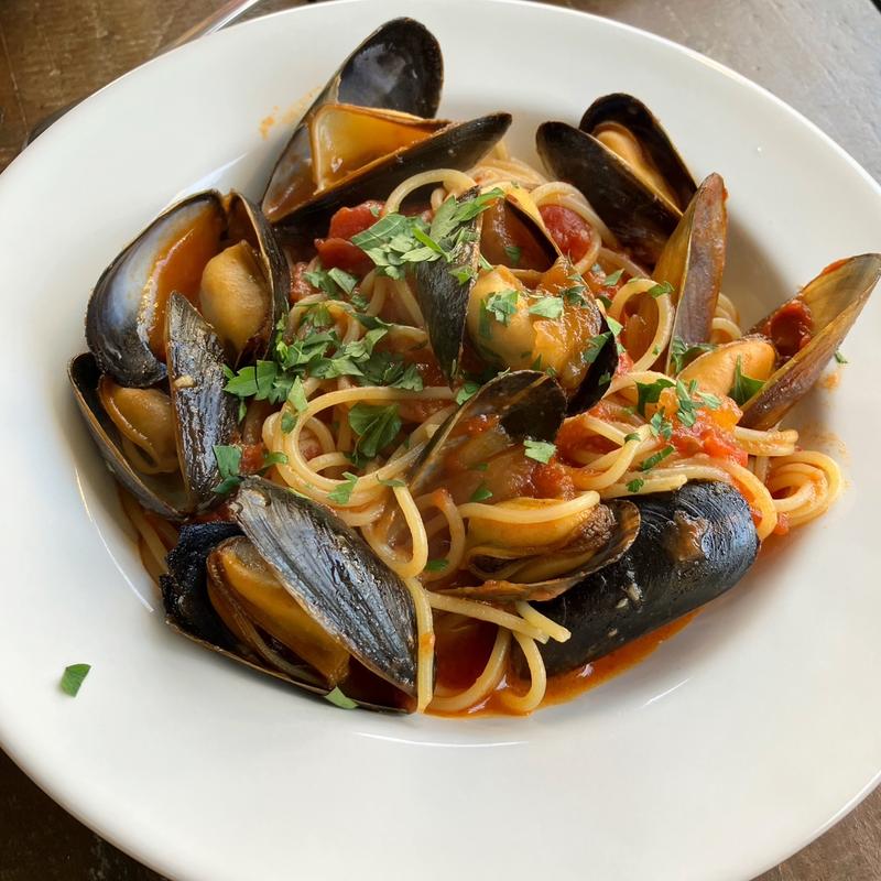たっぷりムール貝のトマトパスタ(トラットリア ラ・カンパァーナ)