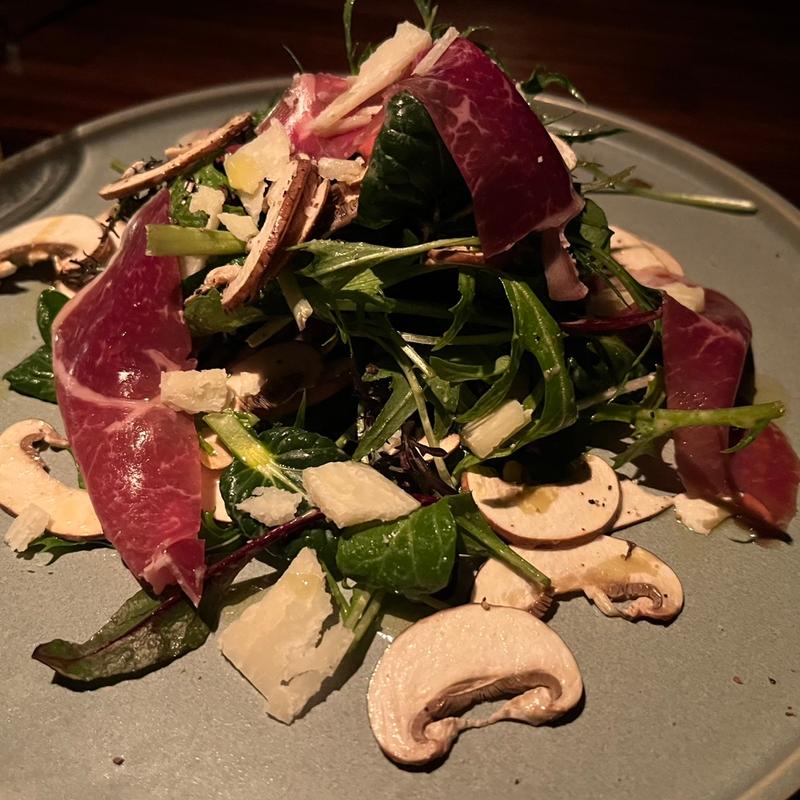 仔羊の生ハムとマッシュルームとパルメジャーノレッジャーノのサラダ(ル コルボオ)