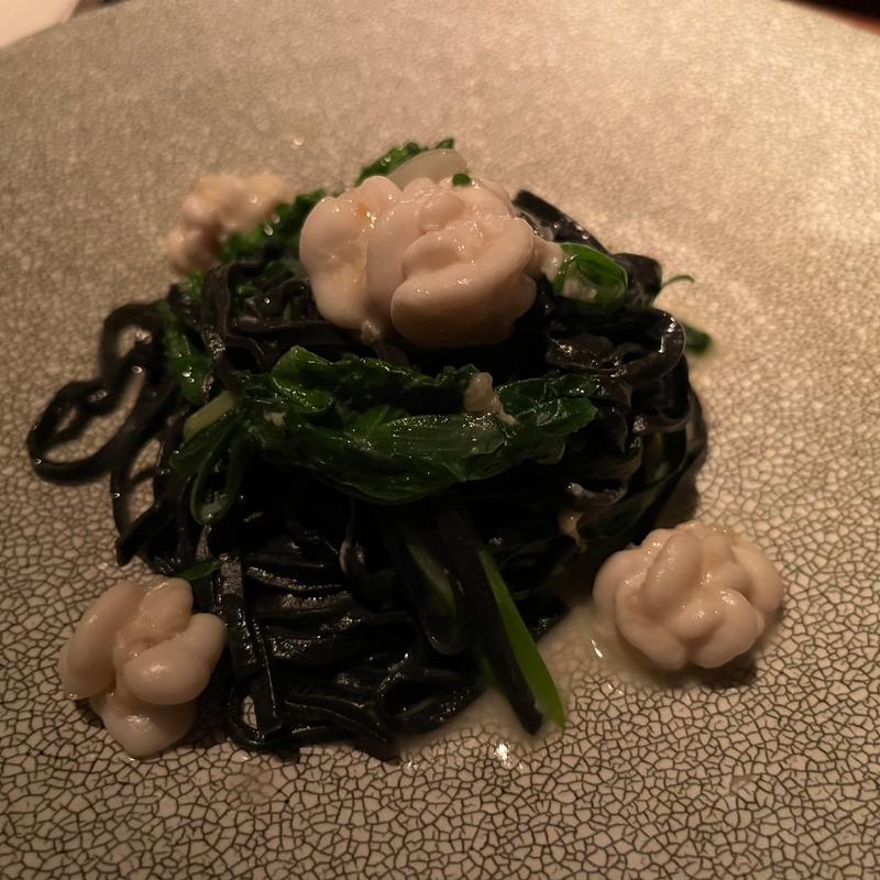 白子と九条葱と菜の花とイカスミを練り込んだタリオリーニ(ル コルボオ)