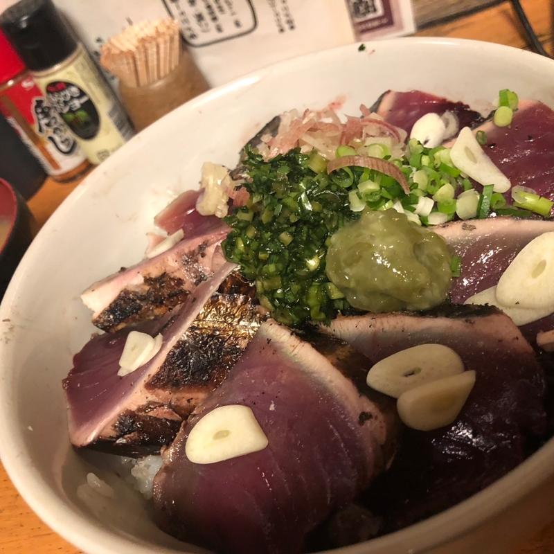 カツオのタタキ丼(萬福食堂 （まんぷくしょくどう）)