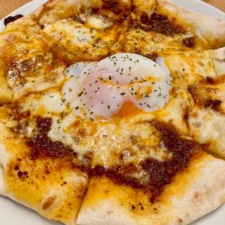 ミートソースと半熟卵のミラノ風ピザ(Pelcola（ペルコラ ）大阪天王寺 MIO（ミオ）店)