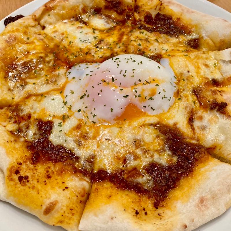 ミートソースと半熟卵のミラノ風ピザ(Pelcola（ペルコラ ）大阪天王寺 MIO（ミオ）店)