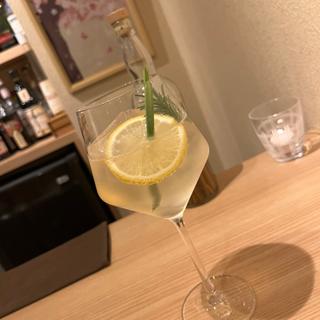 レモングラス×ローズマリー スーパーシトラスジントニック(Bar和ごころ赤坂)