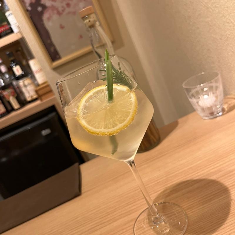 レモングラス×ローズマリー スーパーシトラスジントニック(Bar和ごころ赤坂)