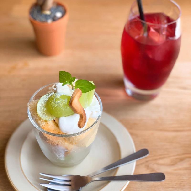 シャインマスカットとシフォンのパフェ(5 waters cafe)